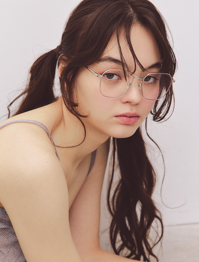 メガネをかけた女性の写真